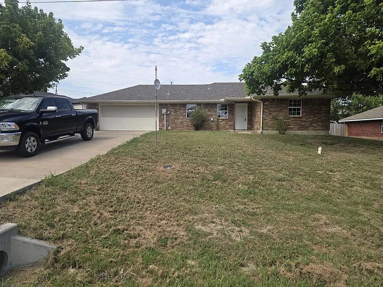 300 Ridgeway Dr — Photo 1