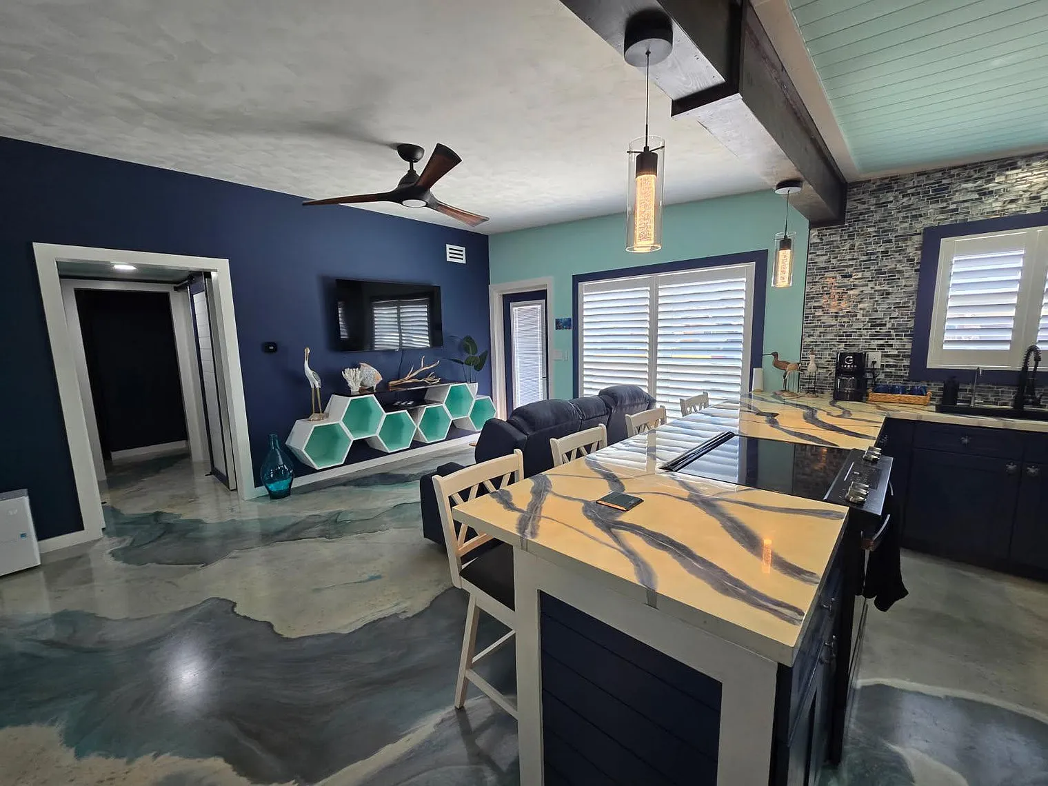 3 bed, 1.0 bath, 979 sqft, $2,621 — Photo 3
