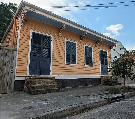 1015 Touro St