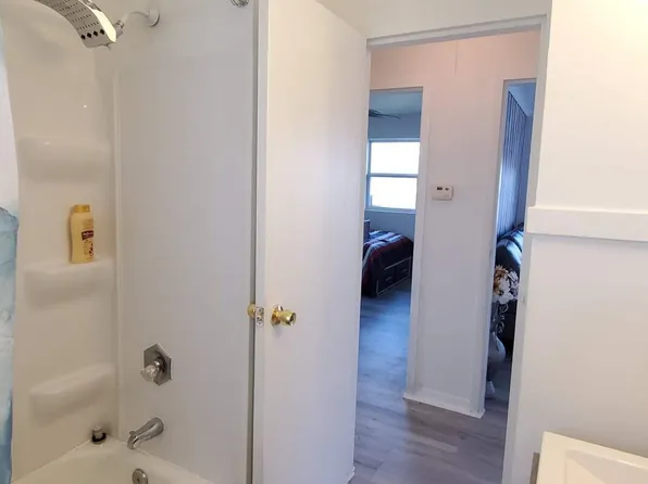2121 Williamsburg Dr APT 302, Waukegan, IL 60085