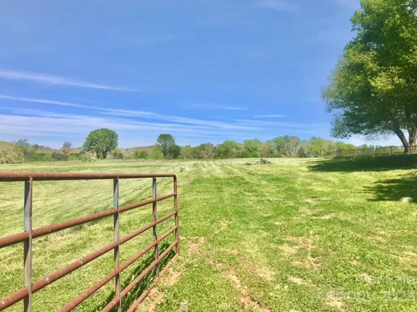 2322 Moss Farm Rd, Hickory, NC 28602