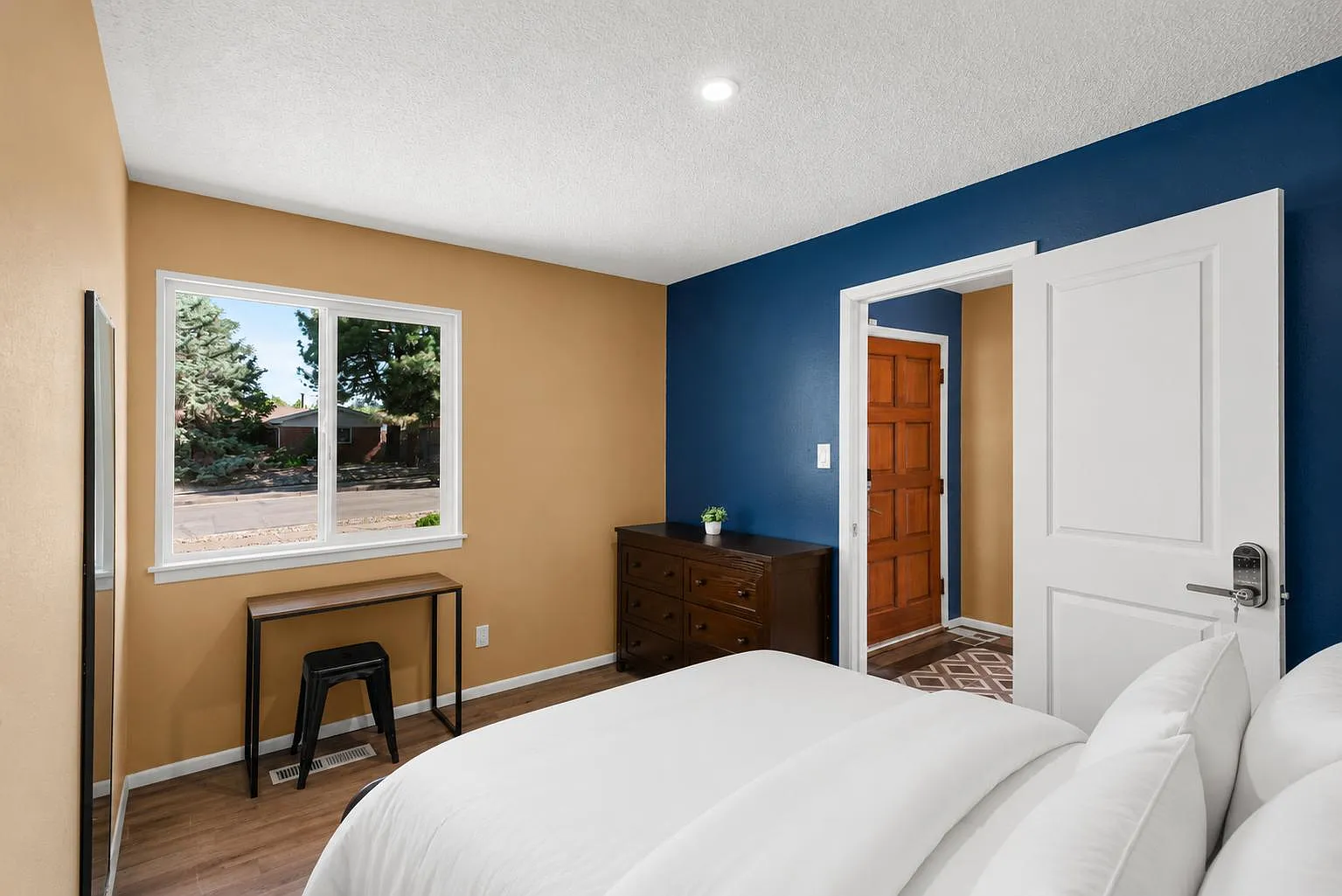 4 bed, 3.0 bath, 2500 sqft, $819 — Photo 1