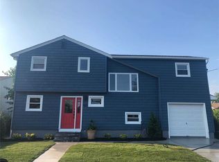 90 Ann Dr S, Freeport, NY 11520