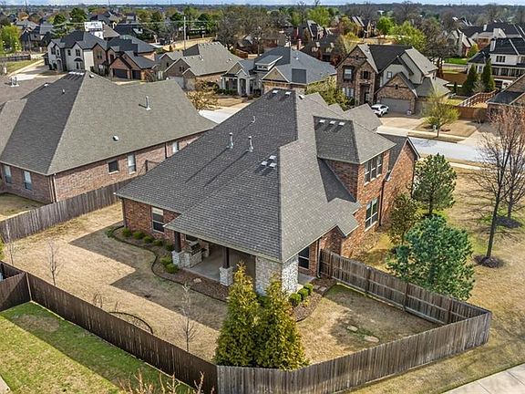 2nd image of 5404 Lavender St