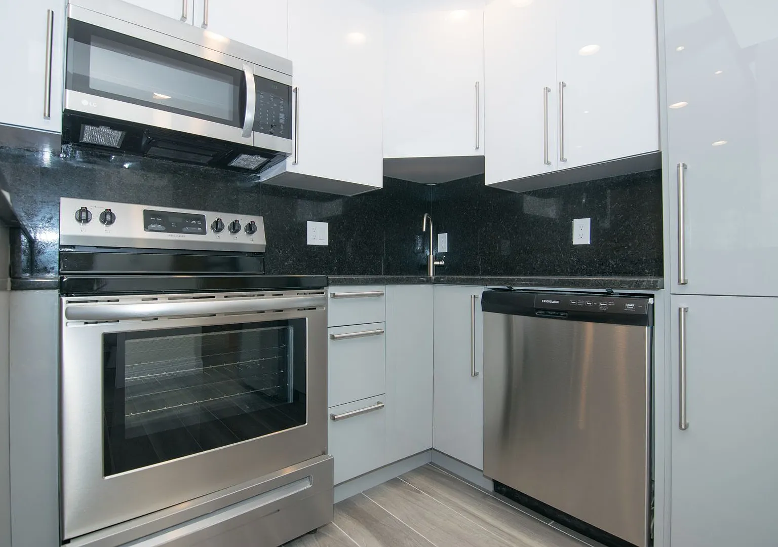 Nicely renovated 3 bed unit in Brookline — Photo 1