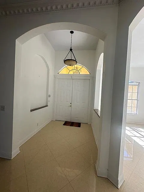 4 bed, 2.0 bath, 2350 sqft, $2,800 — Photo 2