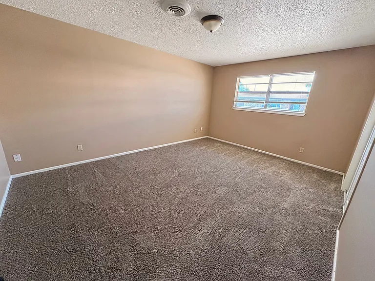 519-521 E Sunset Cir — Photo 5