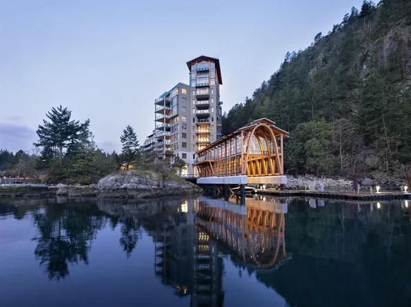 6707 Nelson Ave #305, West Vancouver, BC V7T 2G8