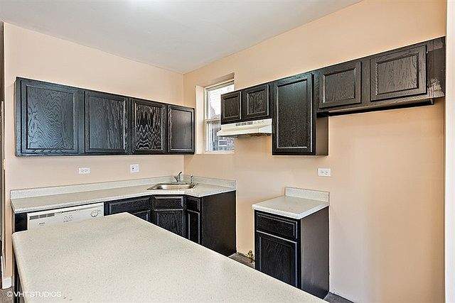 1st image of 1422 E 72nd Pl