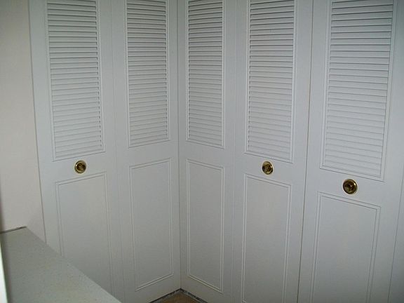 5th image of 551 Fox Hills Dr N #1