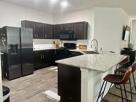 3 bed, 2.0 bath, 1837 sqft, $2,800 — Photo 2