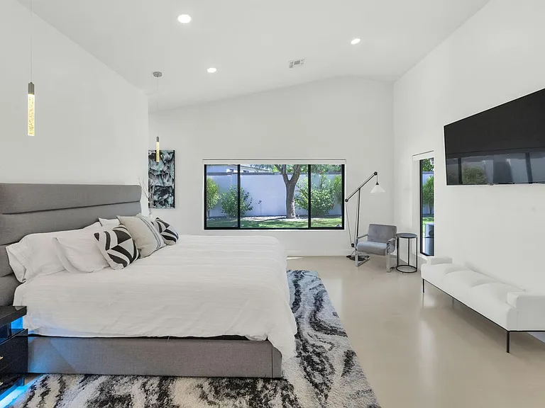 3420 E Oregon Ave — Photo 14