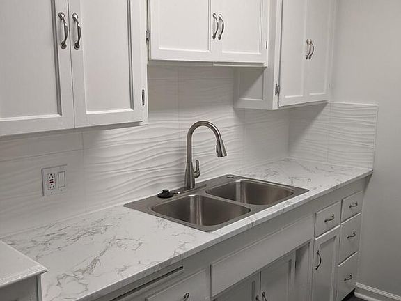 4th image of 3192 S Barrington Ave APT B