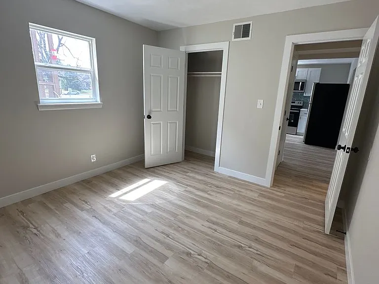 1403 E Elm St — Photo 7