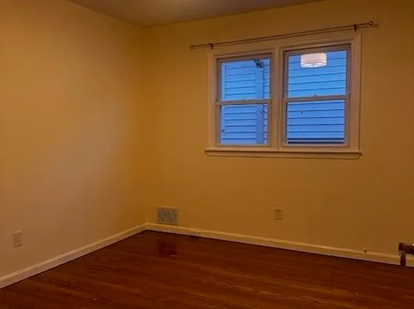 279 Avenue East image 10 of 11