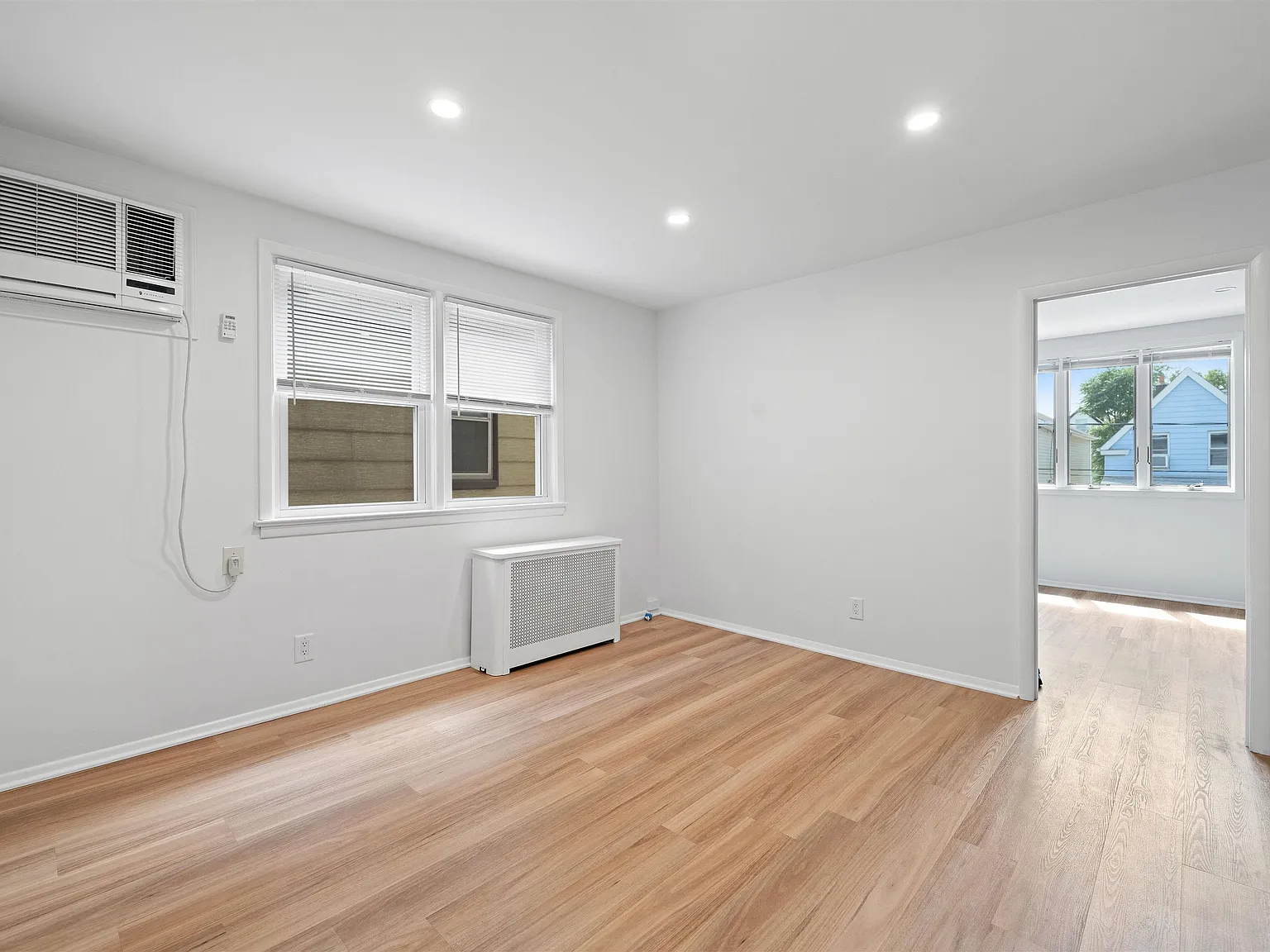 3 bed, 1.0 bath, 1000 sqft, $2,300 — Photo 3