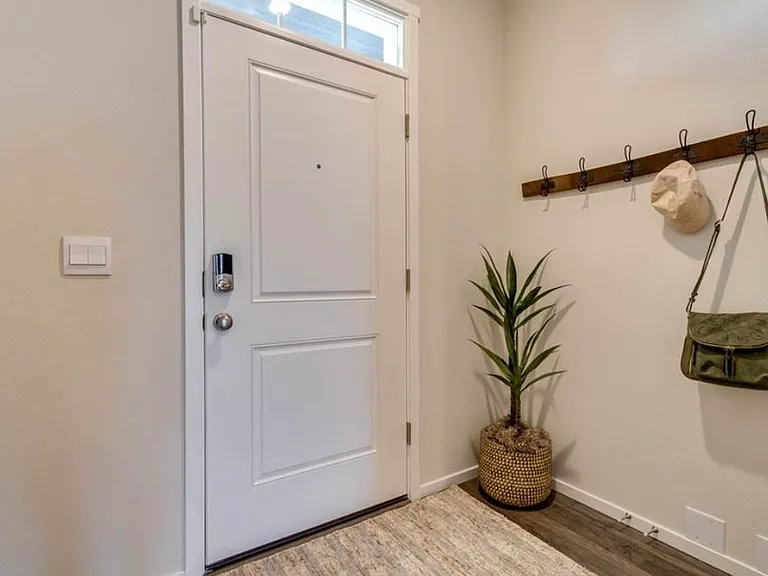 13768 NE 67th Way — Photo 2