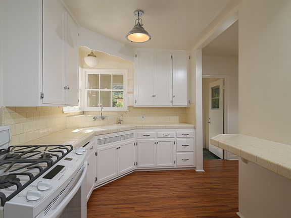 4th image of 3724 Montrose Ave
