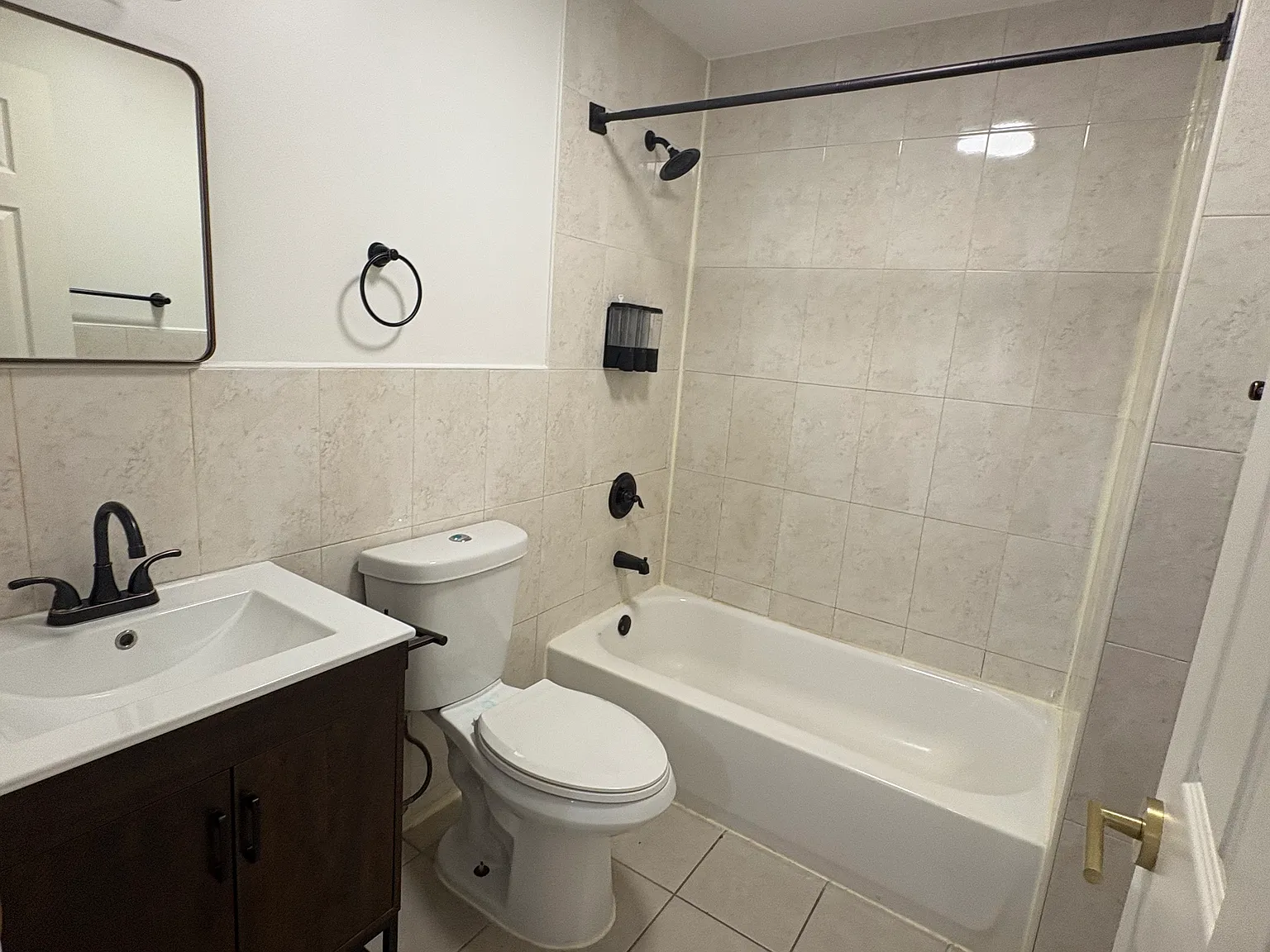 2 bed, 3024 sqft, $2,200 — Photo 2