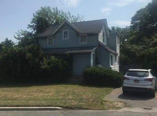 293 County Line Rd, Amityville, NY 11701