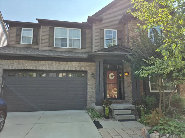 4976 W Stonegate Cir, Lake Orion, MI 48359