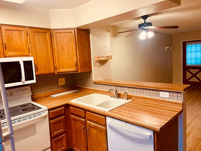910 Milo Cir #B — Photo 4
