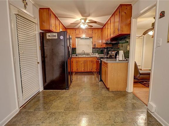 3rd image of 281 Springdale Dr