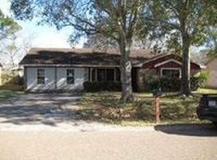 1037 Vine Dr, Angleton, TX 77515