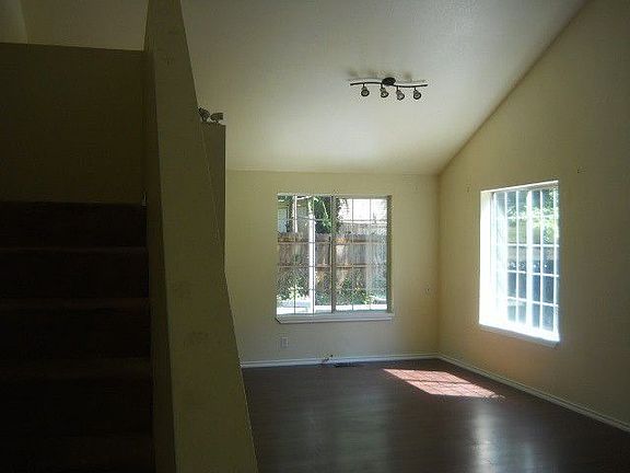 4th image of 19480 NE Norrland Ln