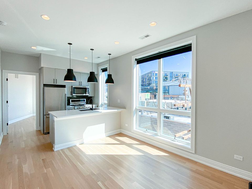 1st image of 1052 W Cornelia Ave #402