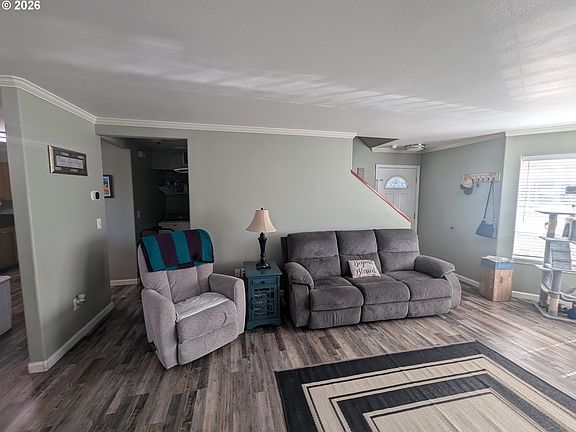 4th image of 202 NE Rifle Range St APT 6