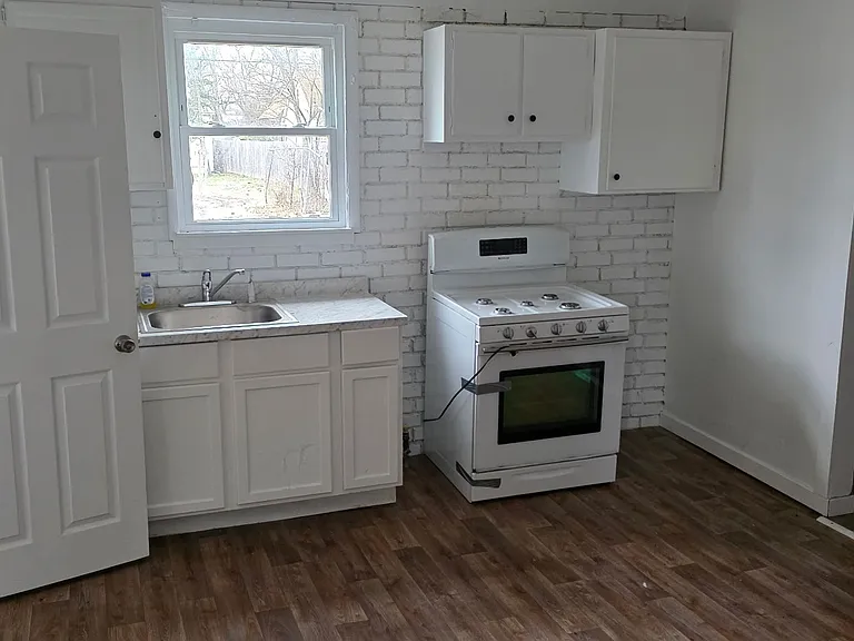 1831 S Westmoreland Ave — Photo 2