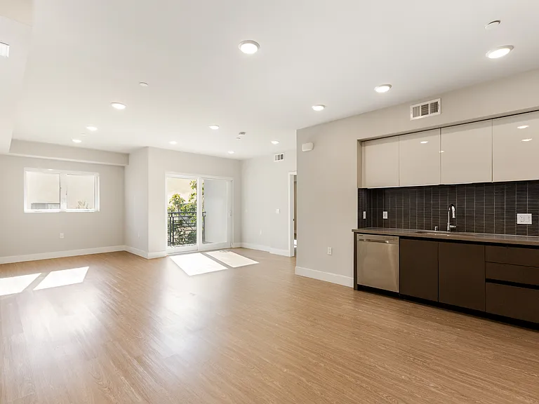 837 Harvard — Photo 35