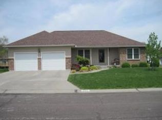 295 E Meadow Ln, Marshall, MO 65340