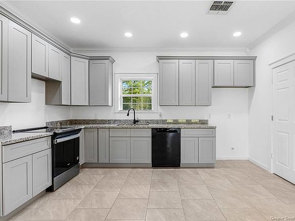 4th image of 806 S Grand Ave