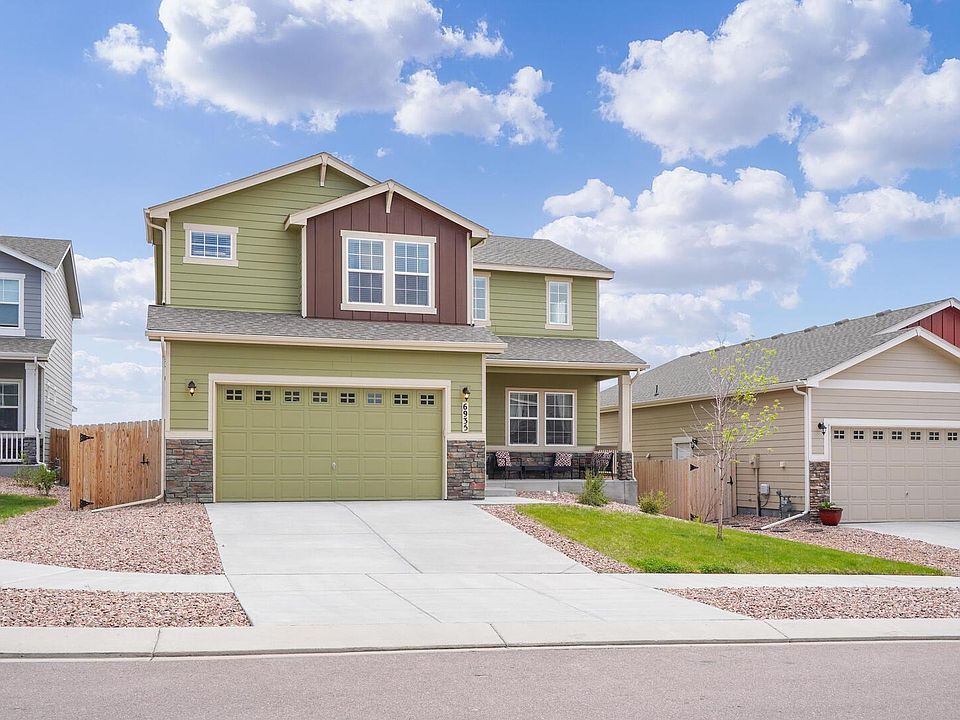 Gorgeous 4-Bedroom Executive Home Newly Built in 2018 complete with Central Air-Conditioning, Landscaping, Auto Sprinkler System & Custom Blinds