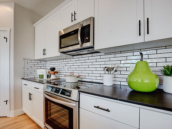 Artisan at Riverstone Kinsley Model Kitchen