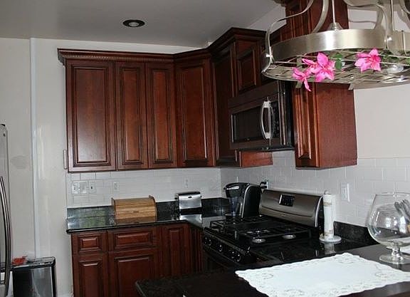 kitchen with stainless appliances that will remain in the ho