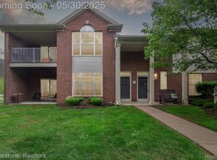 1806 Flagstone Cir, Rochester, MI 48307