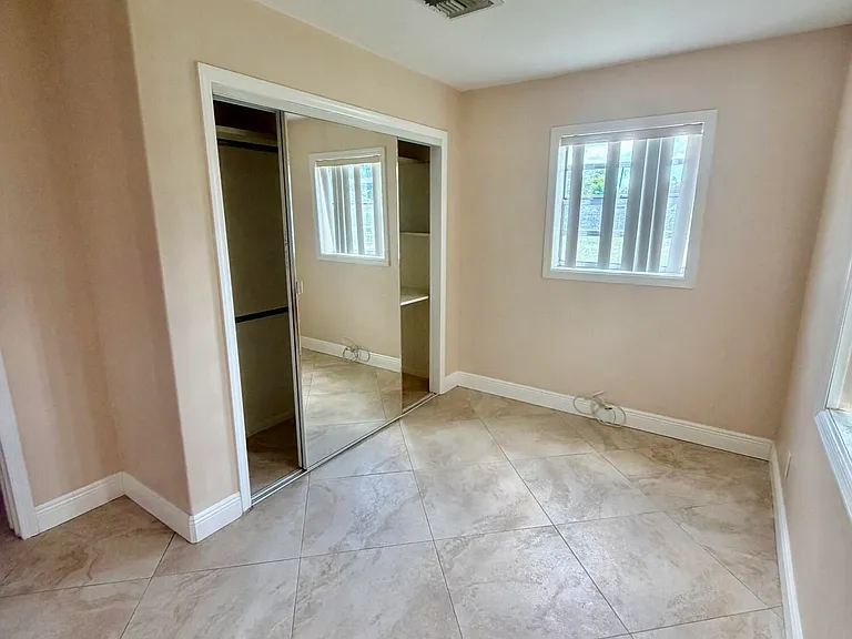 2425 Ceceile Ave — Photo 8