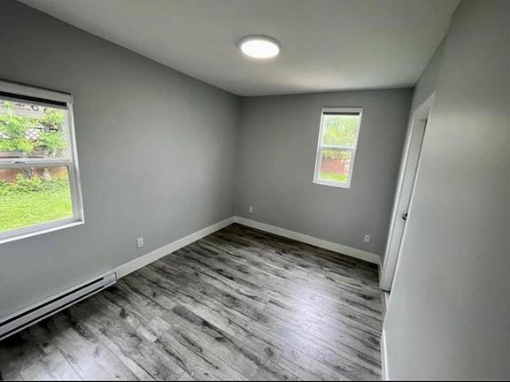 4th image of 9518 Robson St