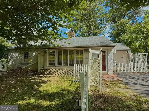 5 Indian Path Ln, Feasterville Trevose, PA 19053