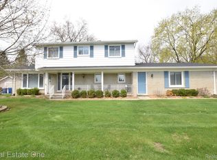 3275 Golfhill Dr, Waterford, MI 48329