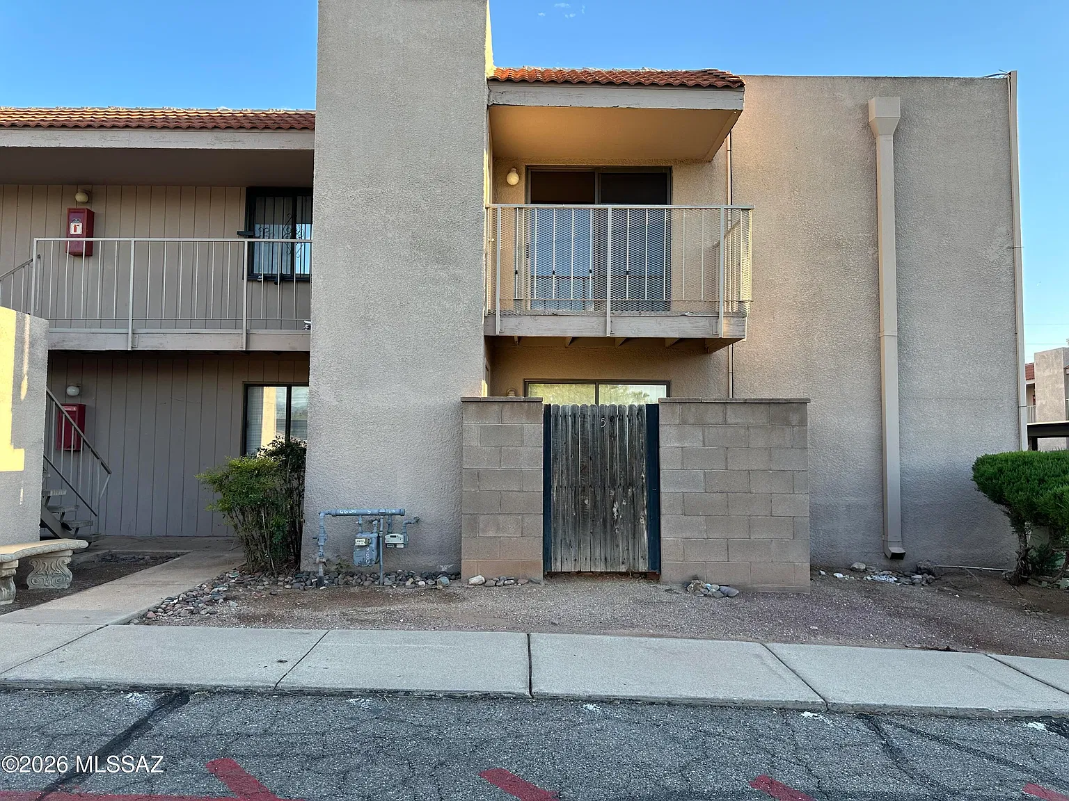 2 bed, 2.0 bath, 849 sqft, $995 — Photo 2