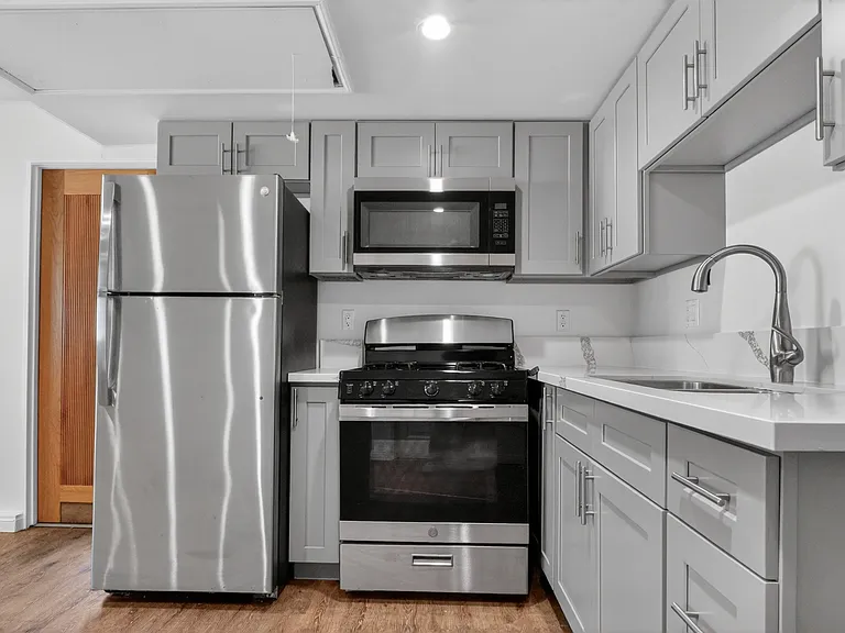 4711 Tyrone Ave — Photo 41