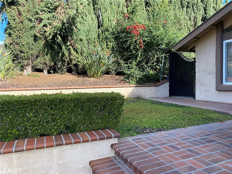 840 Bridle Dr — Photo 2