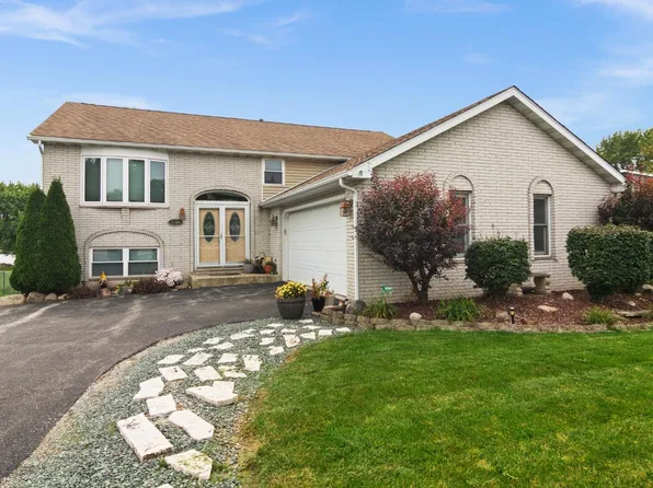 1156 Sunnyslope Dr, Crown Point, IN 46307