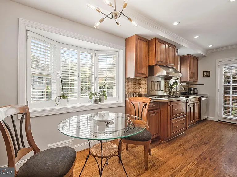 205 W Cameron Rd — Photo 3