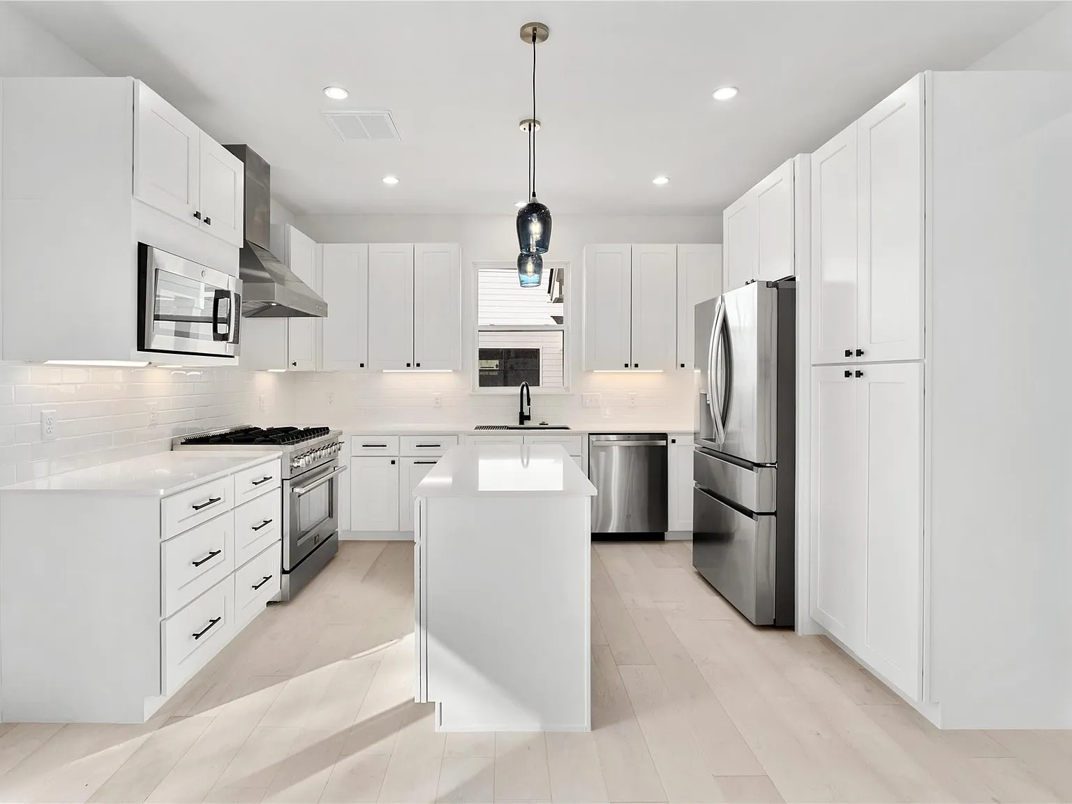 4 bed, 3.0 bath, 2381 sqft, $4,700 — Photo 4