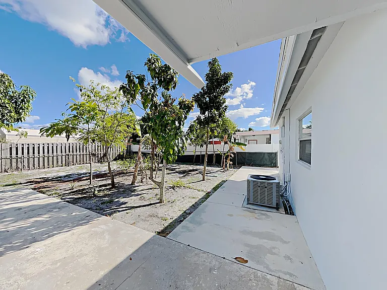1230 SW 6th Way — Photo 16